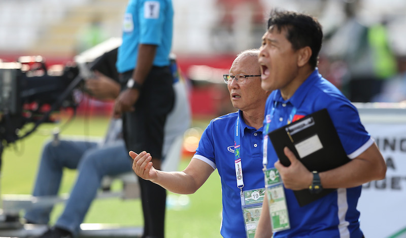 Ở tuổi 60, ông vẫn nhiệt huyết trong từng pha bóng, là người luôn đứng ra lấy lại công bằng cho các học trò hlv park hang seo, viet nam, asian cup 2019, quang hai, cong phuong